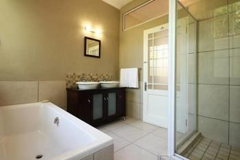 Four On Faure Apartment Knysna Bagian luar foto