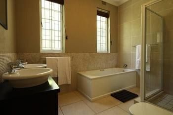Four On Faure Apartment Knysna Bagian luar foto